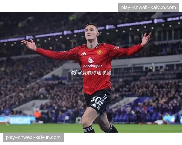 特写镜头：埃弗顿球迷在比赛第90分钟仍高声歌唱